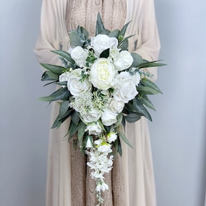 Kaskadenweißer Brautstrauß, weiße und smaragdgrüne Hochzeit, rustikaler Boho Blumenstrauß, Design in Rose, Pfingstrose und Eukalyptus