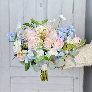 Boho Brautstrauß, Blush Rosa und Hellblau Hochzeitsstrauß, Hochzeit Blumenstrauß, Design in Rose, Gänseblümchen und Delphinium