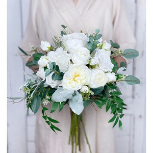 Weißer Rosen-Brautstrauß, klassischer weißer drapierter Hochzeitsstrauß, rustikaler Boho-Blumenstrauß, Design in Austin Rose, Pfingstrose und Eukalyptus