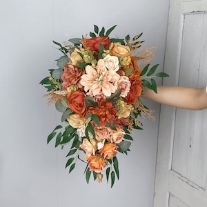 Terrakotta, Rostorange, Kaskaden-Brautstrauß, Tropfen-Blumenstrauß, Boho-Hochzeits-Blumenstrauß, Herbst-Hochzeits-Blumenstrauß, gemacht mit Rose, Dahlie