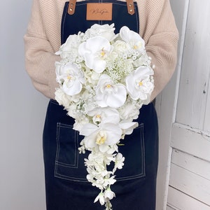 Weißer Orchideenkaskaden-Hochzeitsstrauß, weißer Teardrop-Blumenstrauß, rustikale Hochzeitsblume, hergestellt mit Rose, Hortensie, Orchidee und Schleierkraut