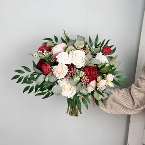 Boho Burgunder und rosa Brautstrauß, Brautjungfer Bouquet, Hochzeitsstrauß, Design in Rose, Pfingstrose, Beeren, Schleierkraut und Eukalyptus
