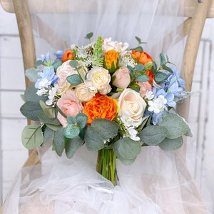 Orange, Pfirsich und Blau Boho Hochzeitsstrauß, klassischer Brautstrauß, Sommerhochzeitsblumen, mit Pfingstrosen, Rosen und Eukalyptus gemacht