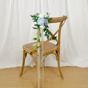 Decorazione per sedia blu polvere, decorazione per sedia da matrimonio drappeggiata, fiori per navata centrale, decorazione per navata centrale, fiori per sedia, estremità dei banchi della chiesa, realizzati con rose