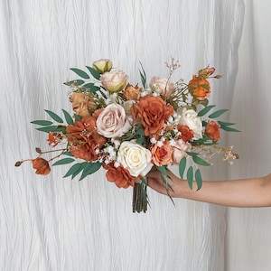 Terrakotta, Mauve und Elfenbein-Hochzeitsstrauß, Boho-Brautstrauß, Herbsthochzeitsblumen, gemacht mit Rosen, Schleierkraut und italienischem Ruscus