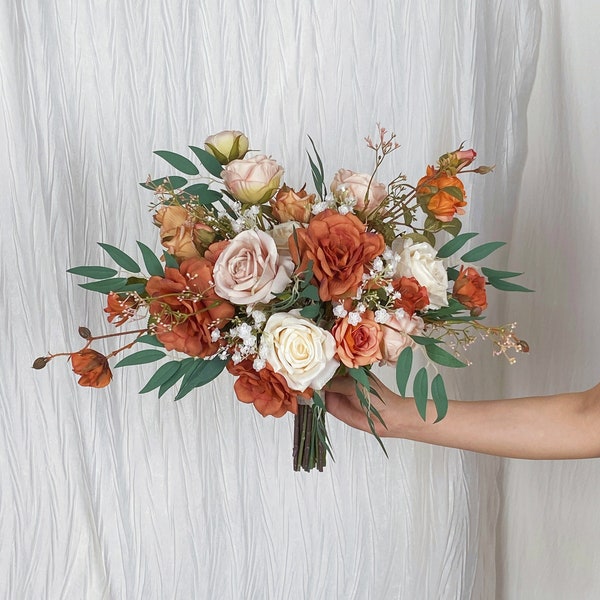 Ramo de novia bohemio en terracota, malva y marfil, flores para boda otoñal, hecho con rosas, gitanos y ruscus italiano.