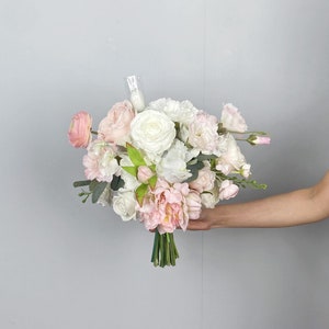 Rosa und weißer Brautstrauß, Boho Hochzeitsstrauß, Brautjungfer Blumenstrauß, Design in Pfingstrosen, Ranunkel, Lisianthus, Erbsenblüte und Tulpe