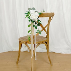 Classico festone per sedia bianca, decorazione drappeggiata per sedia da matrimonio, fiori per navata centrale, decorazione per navata centrale, fiori per sedia, estremità dei banchi della chiesa, realizzati con rose