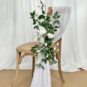 Decorazione per sedia bianca, decorazione per sedia verde, fiori per navata, decorazione per navata, fiori per sedia, estremità dei banchi della chiesa, realizzati con rose