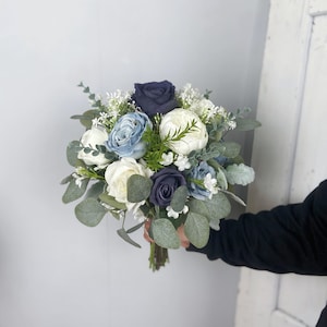 Marineblau und Staubblauer Blumenstrauß, Blauer Hochzeitsstrauß, Brautblumenstrauß, Design in Rose, Pfingstrosen und Schleierkraut
