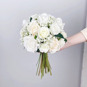Hochzeitsstrauß des Schleierkrauts und Rose, Weißer und Elfenbein-Brautstrauß, rustikale Hochzeitsblume, hergestellt mit Rose und Schleierkraut