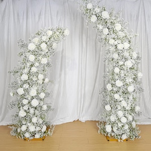 Schleierkraut und Rosen-Horn-Bogenblumen für Hochzeit, Hochzeitssäulenblumen, Hochzeitshintergrund, Laubenblumen, Kirchenblumen