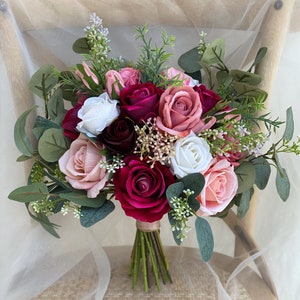 Brautstrauß in Altrosa und Fuchsia, klassischer Hochzeit Rosenstrauß, rustikaler Boho Blumenstrauß, Design in Rose und Pfingstrose
