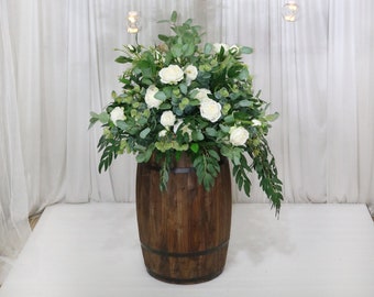 Whiskey Barrel Centerpiece, White Rose Wedding Flower middelpunt, Tafelarrangement, Wijnvat Bloemen, Rustiek middelpunt