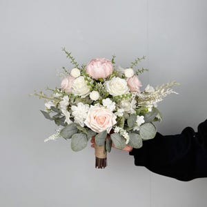 Weiß und Blush Rosen-Brautstrauß, klassischer Hochzeitsstrauß, rustikaler Boho Blumenstrauß, Design in Rose und Pfingstrose