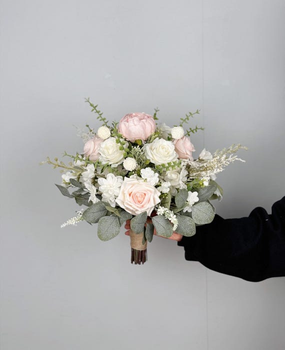 白とピンク色のバラのブライダルブーケ、クラシックなウェディング