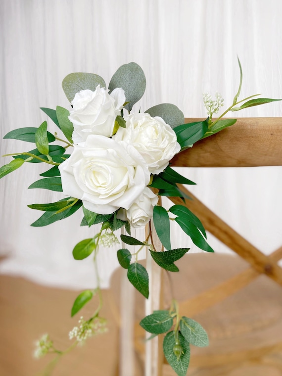 La décoration de l'église pour le Mariage de S&E 💕 🌿 Deux petits bouquets pour les chaises des mariés 🌿 Des petits bouquets de gypsophie sur les bancs de l'église, posés en