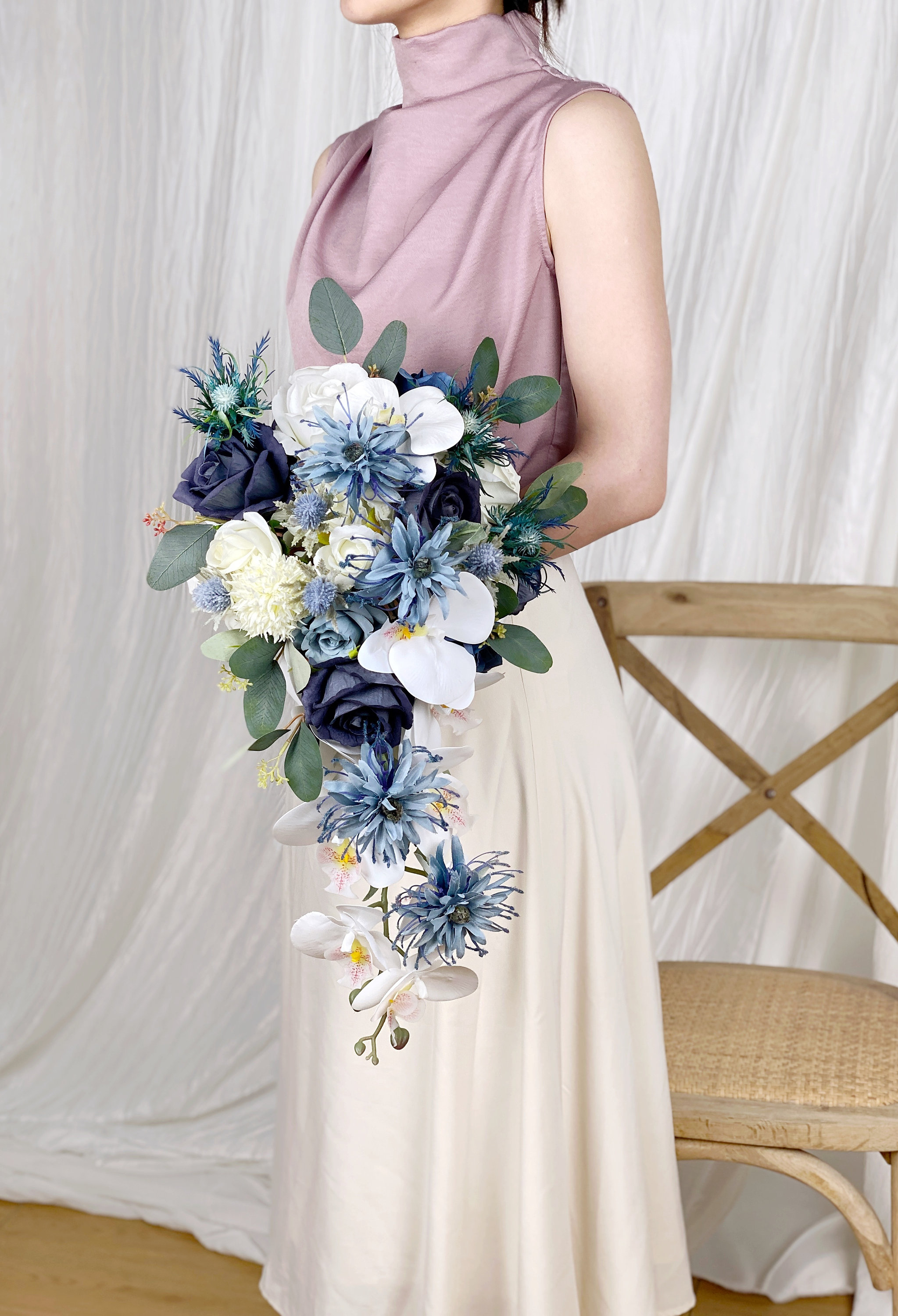 Bouquet da sposa a cascata blu polvere, bouquet di orchidee, rose di cardo di seta - Italia