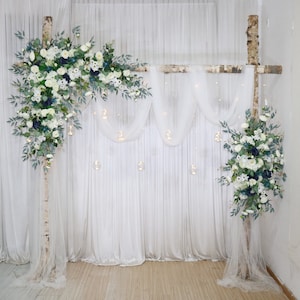 Arche de fleurs d'eucalyptus blanc, bleu marine, chardon bleu et sauge pour mariage, décoration d'angle de mariage, toile de fond de mariage, fleurs de tonnelle de belvédère