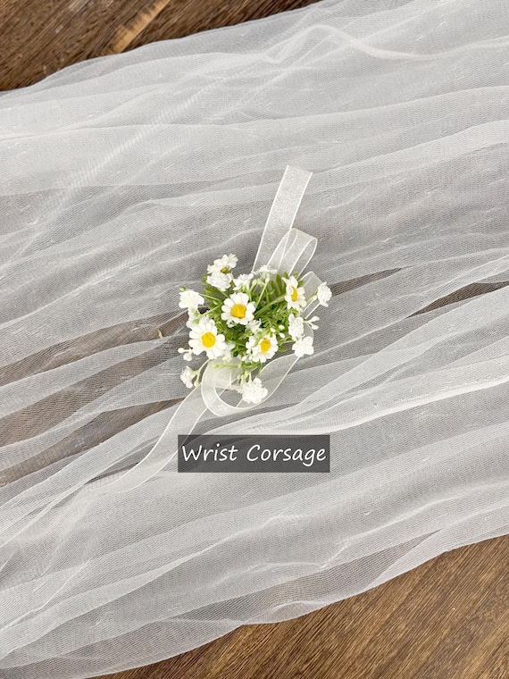 Daisy and Baby's Breath Boutonniere for Men, Daisy Wrist Corsage