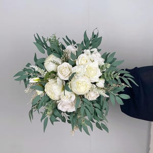 Weißer und salbeigrüner Brautstrauß, weißer Brautjungferstrauß, Boho Blumenstrauß, Design in Rose, Hortensie, Peoney und italienischem Ruscus