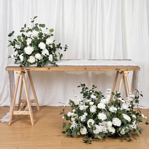 Biała kompozycja kwiatowa na wesele, dekoracja przejścia i stołu