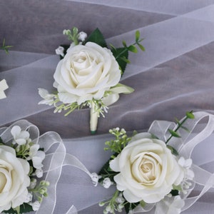Elfenbensvit boutonniere för män, handledskorsage för brud, brudtärna, klassiska rustika vita boho bröllopsaccessoarer bild 2