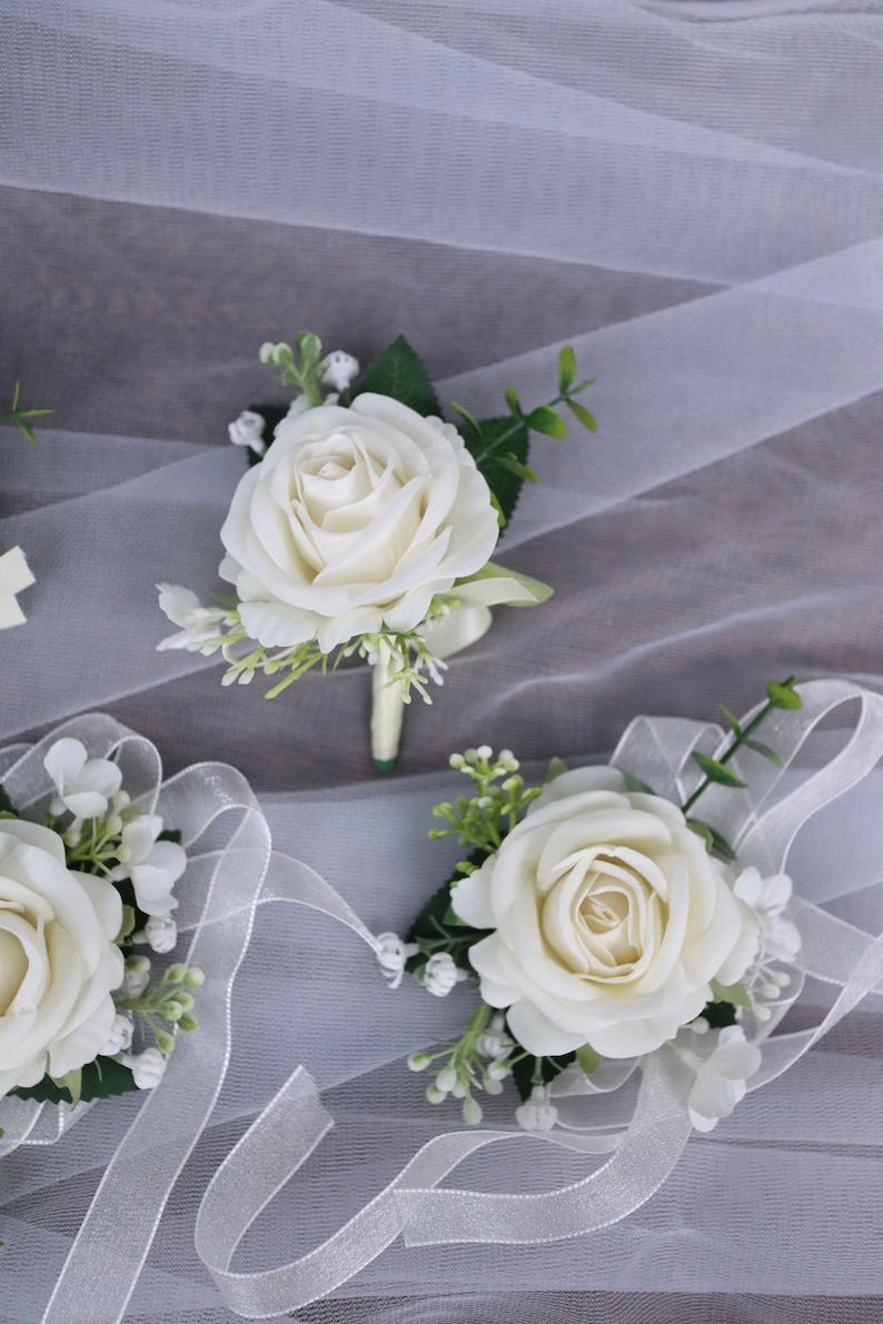 Elfenbensvit boutonniere för män, handledskorsage för brud, brudtärna, klassiska rustika vita boho bröllopsaccessoarer bild 2