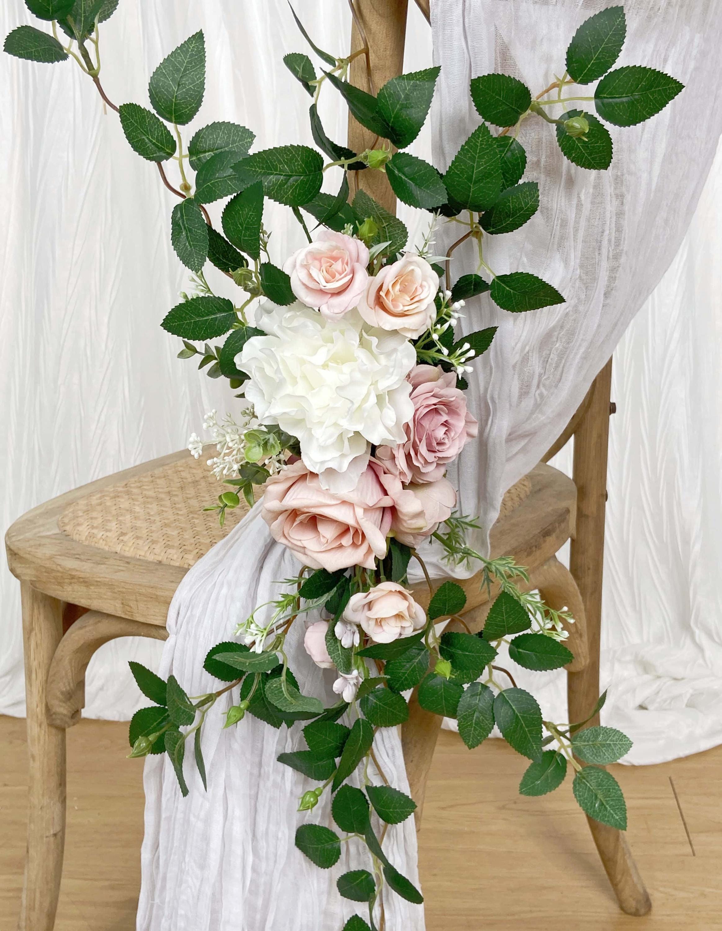 ダスティ ピンクの椅子飾り、緑の椅子飾り、通路の花、通路飾り、椅子