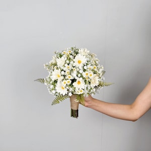 Daisy and Baby's Breath Bouquet, White Wildflowers Wedding Bouquet, Boho Flower Bouquet, Bridal Bouquet, Design in Daisies and Baby's Breath