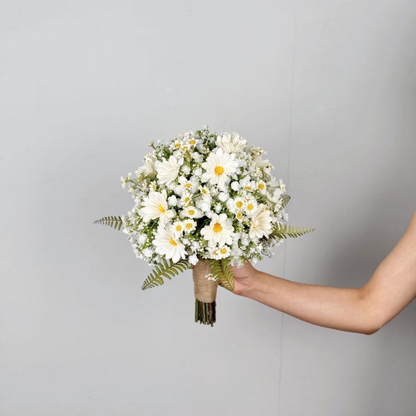 Daisy and Baby's Breath Bouquet, White Wildflowers Wedding Bouquet, Boho Flower Bouquet, Bridal Bouquet, Design in Daisies and Baby's Breath