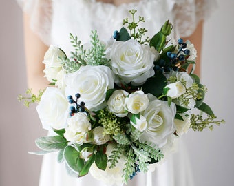 Bouquet de mariée rose blanche et myrtilles, bouquet de mariage classique rose blanche, bouquet de fleurs bohème rustique, conception en rose blanche et myrtille