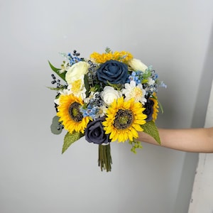 Marineblau und Sonnenblumen-Hochzeitsstrauß, Boho Brautjungfer-Blumenstrauß, Wildblumen-Blumenstrauß, Design in Sonnenblume, Blaubeere, Rose, Ranuculus