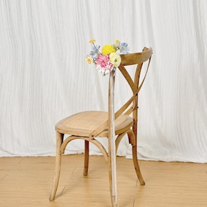 Decorazione per sedia con fiori di campo pastello, drappeggio per sedia da matrimonio, fiori per navata centrale, decorazioni per navata centrale, fiori per sedia, estremità dei banchi della chiesa, realizzato con fiori di campo