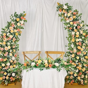 Pfirsich und Elfenbein Horn Bogen Blumen für Hochzeit, Pfirsich Hochzeitsblumen, Hochzeit Hintergrund, Laubenblumen, Made with Rose, Eukalyptus, Ruscus