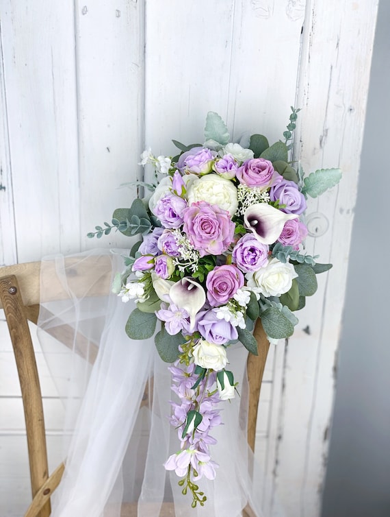 紫と白のカスケーディングウェディングブーケ、ラベンダーのブライダル