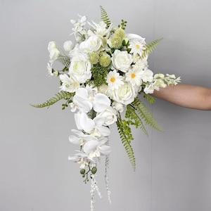 Weißer Kaskaden-Hochzeitsstrauß, Boho-Brautstrauß, weißer Hochzeitsstrauß, hergestellt mit Rose, Orchidee, Gänseblümchen, Ranunkel und Anthurium