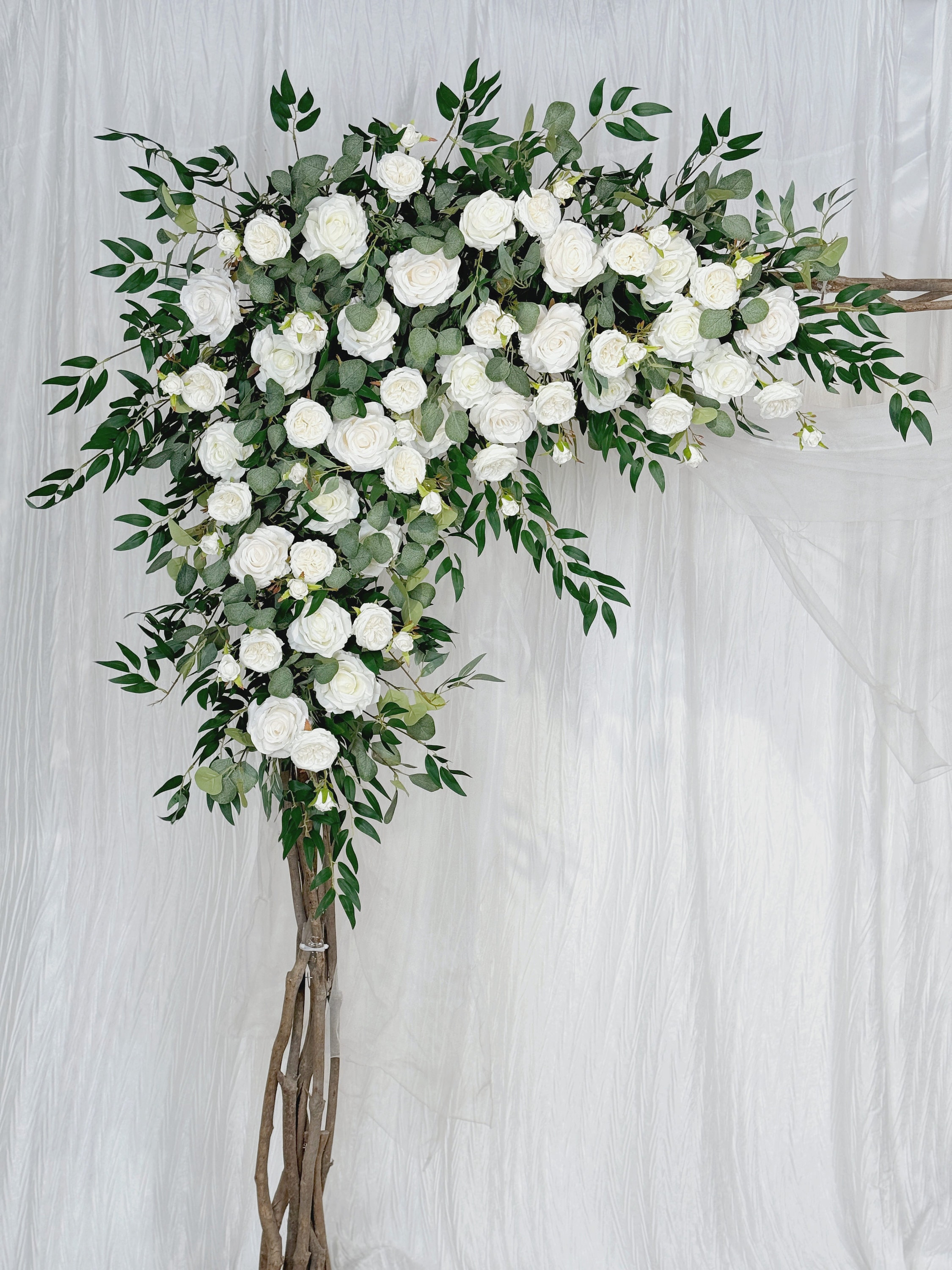 結婚式用の白いバラとユーカリの花のアーチ、結婚式の飾り、結婚式の 
