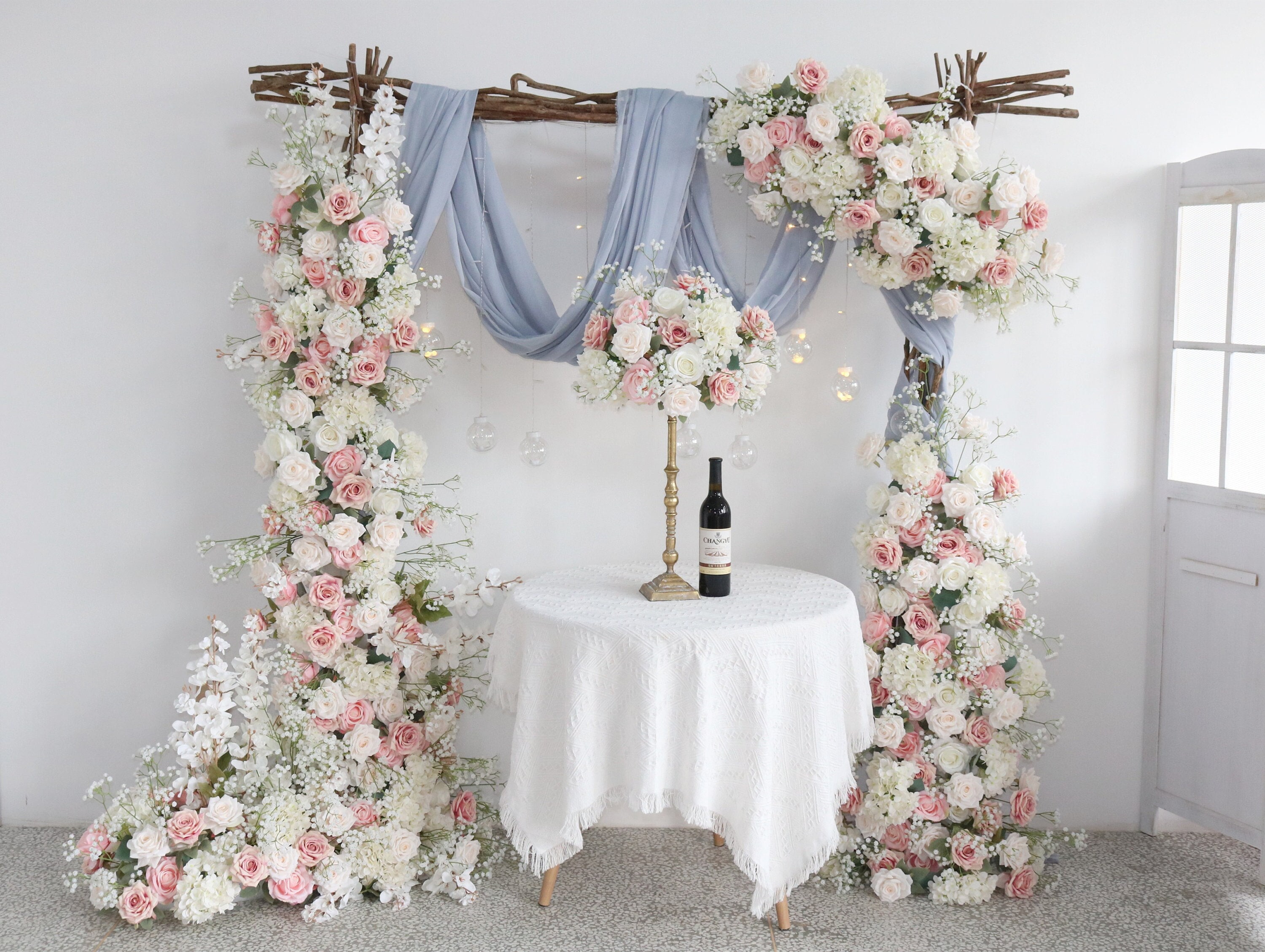 結婚式用の白とダスティピンクの花のアーチ、アーチ用のピンクの結婚式