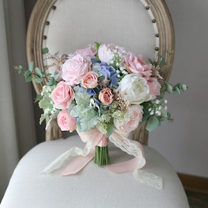 Brautstrauß, klassischer Hochzeitsstrauß in Blush Rosa und Hellblau, rustikaler Boho Blumenstrauß, Design in Rose Pfingstrose und Hortensie