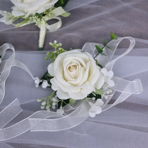 Elfenbensvit boutonniere för män, handledskorsage för brud, brudtärna, klassiska rustika vita boho bröllopsaccessoarer bild 3