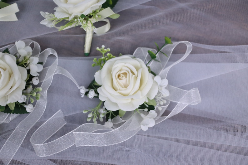Elfenbensvit boutonniere för män, handledskorsage för brud, brudtärna, klassiska rustika vita boho bröllopsaccessoarer bild 3