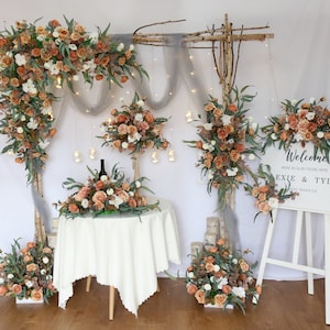 Ghirlanda di fiori autunnali per matrimonio in terracotta, caramello, bianco e verde per arco rettangolare, fiori per matrimonio, sfondo per matrimonio