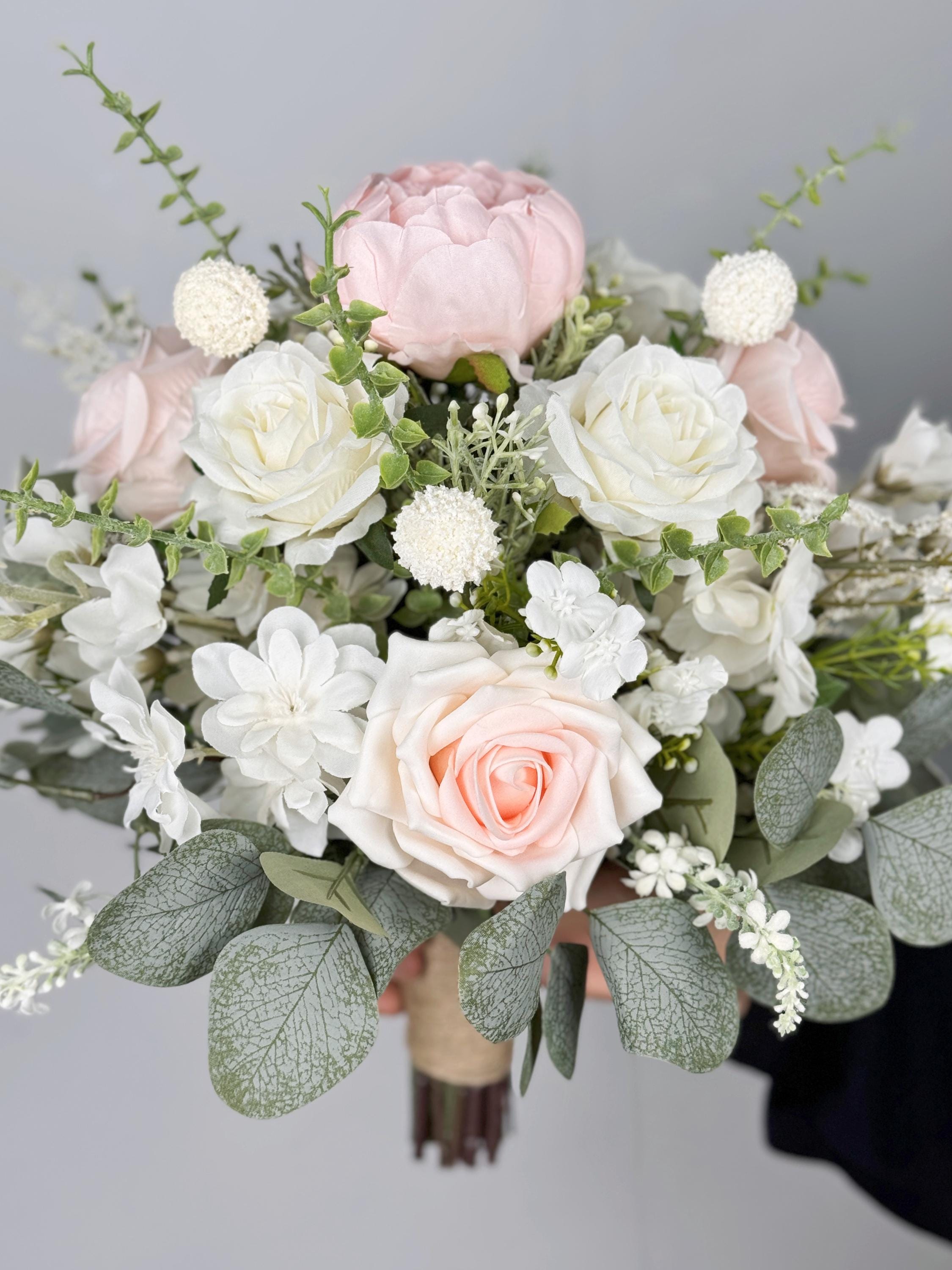 【新品】エレガントなホワイトクリームのバラのウェディングブーケ　ブートニア付き 新品】エレガントなホワイトクリームのバラのウェディングブーケ