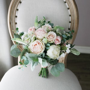 Pfirsich, Rouge und Elfenbein-Hochzeitsstrauß, klassischer Brautstrauß, rustikaler Boho-Blumenstrauß, Design in Rose, Pfingstrose und Eukalyptus