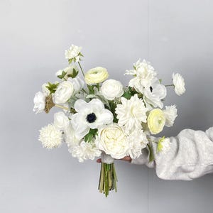 Weißer Boho Brautstrauß, Anemonen Hochzeitsstrauß, Boho Blumenstrauß, Design in Rose, Anemone, Ranunkel, Dahalie, Lisianthus, Scabiosa