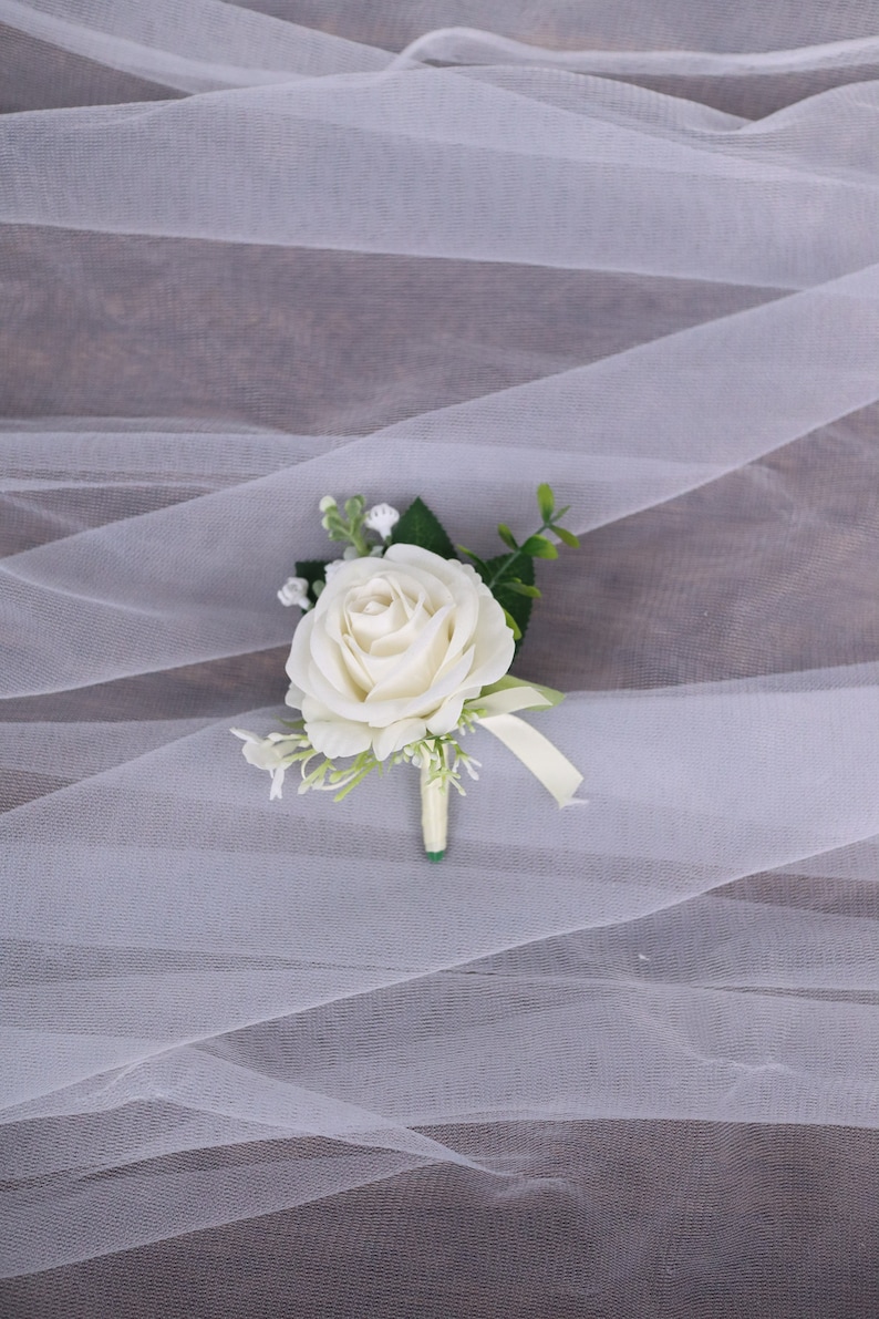 Elfenbensvit boutonniere för män, handledskorsage för brud, brudtärna, klassiska rustika vita boho bröllopsaccessoarer Boutonniere