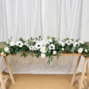 Runner con fiori di rose e anemoni, decorazione per camino, decorazione per tavolo principale, centrotavola per matrimonio, decorazione per tavolo degli sposi, runner con ghirlanda,