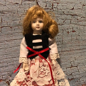 Vintage Dolls of the World, Germany. 8&quot;