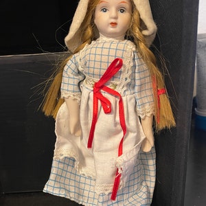 Vintage Dolls of the World, Holland. 8&quot; tall